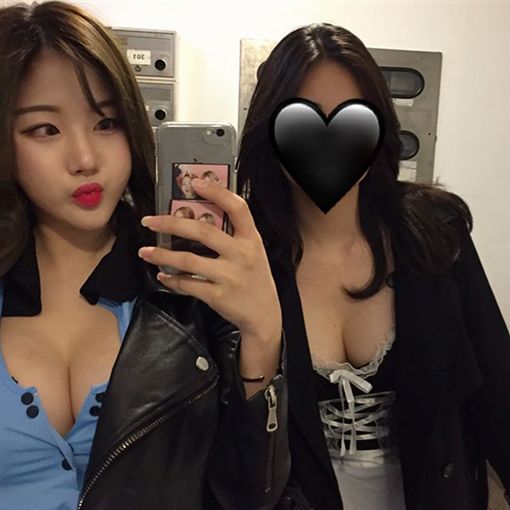 【蜗牛娱乐】性感「豪乳女警」釦子沒扣　深邃事業線逼死人…真面目曝光了