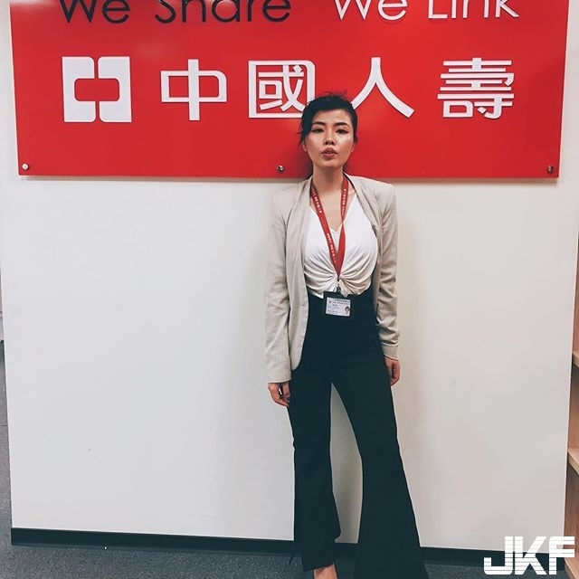 【蜗牛娱乐】超有「事業心」！正妹保險顧問「蘋哥」身材好到太犯規，蜜桃臀+嫩乳絕對讓客戶掏錢！