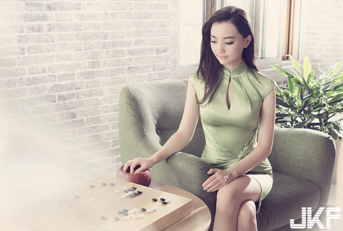 【蜗牛娱乐】空靈氣質迷倒眾生～圍棋界小龍女露真本事！棋盤上廝殺表情太犯規讓對手分心……