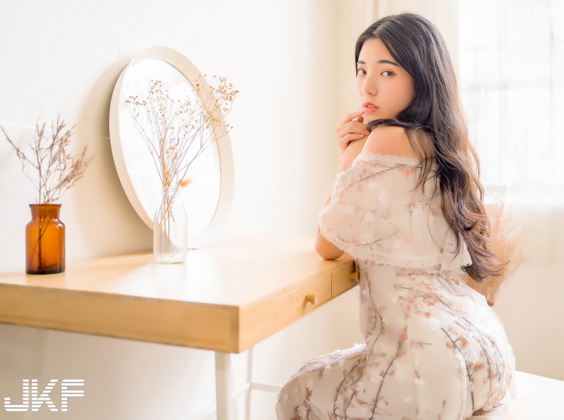 【蜗牛娱乐】清新甜美小公主「瑀彤 Shirley」，碎花洋裝裡「曼妙曲線」若隱若現！