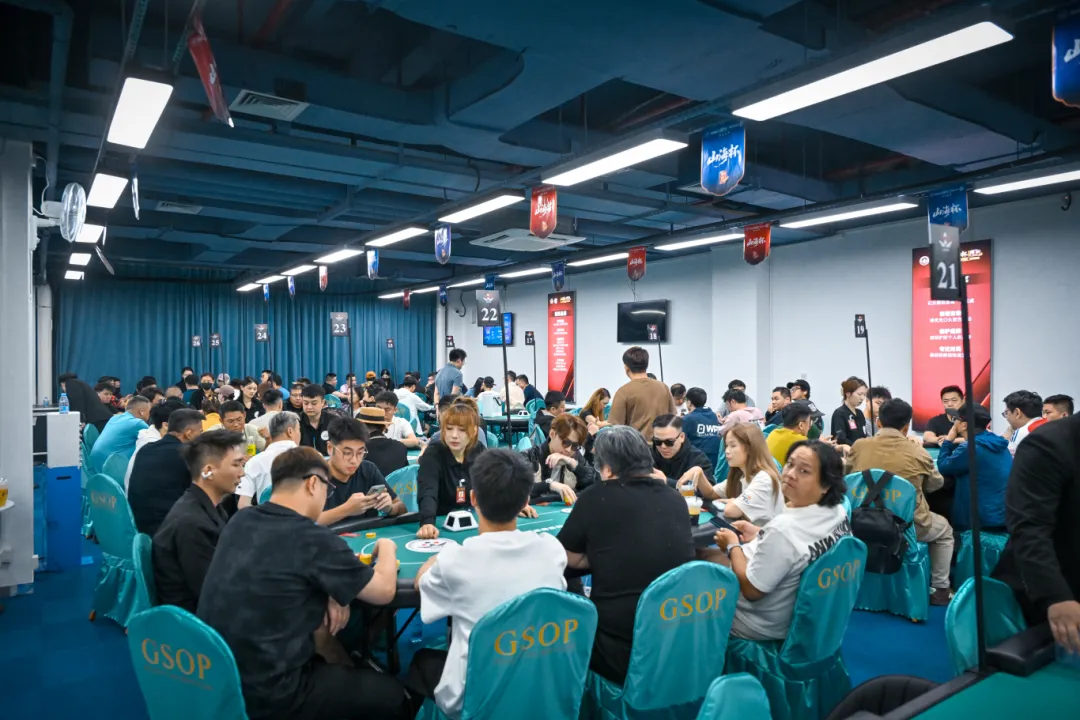 【EV 扑克】深圳山海杯 | 三日激战，主赛首轮战罢！本次主赛共计 521 人次参赛，140 位顶尖牌手各凭实力顺利突围