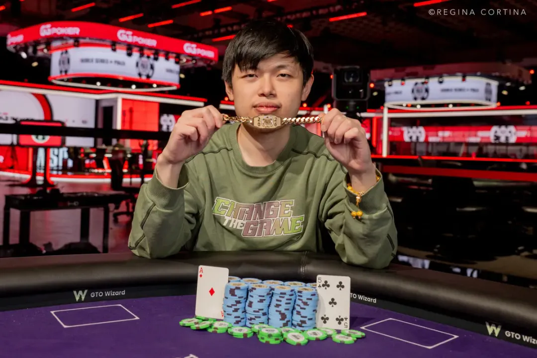 【EV 扑克】生涯首进 WSOP 奖励圈即登顶!华人博士生 Honghao Zhang 斩获$1500 六人桌金手链