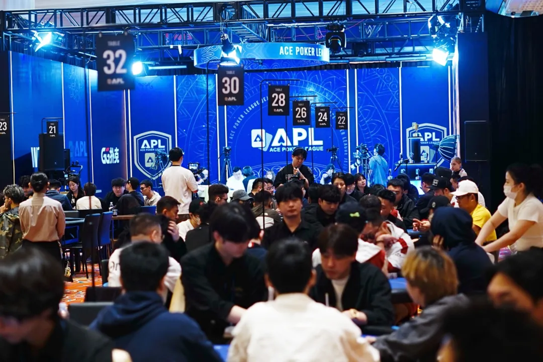 【EV 扑克】APL 济州岛｜奖池狂飙破保！主赛 C/D 组合共 260 人次参赛 39 人晋级，李欢/Zhang Xugang 分别登顶小组 CL！明日主赛“末班车”等你抄底！
