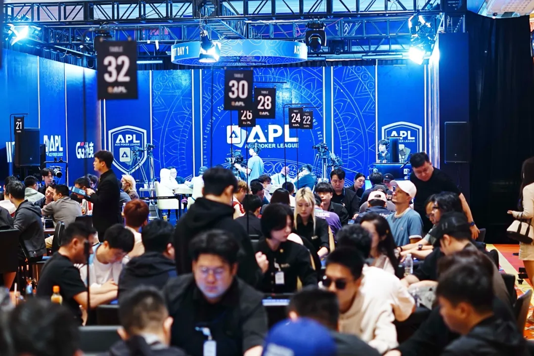 【EV 扑克】APL 济州岛｜续写高光！主赛狂卷 1192 人次参赛余 172 位选手挺进 Day2，明日竞逐更高目标！徐杰明加冕系列赛双冠王
