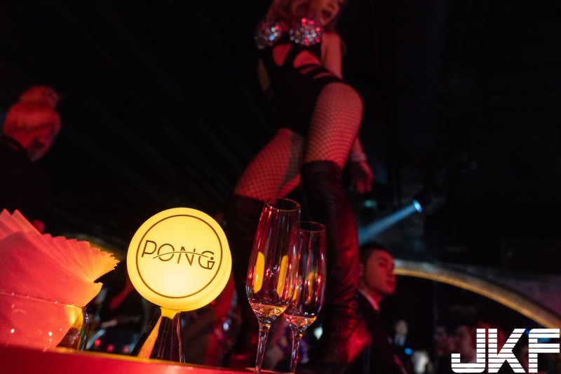 【蜗牛娱乐】嗨到不想回家！JKF X PONG Taipei 豪乳轟炸，女郎、舞團貼身互動讓人心跳加速！