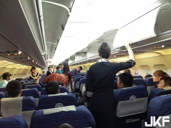 【蜗牛娱乐】空姐在飛機上怎麼休息？飛機職員休息室大揭密