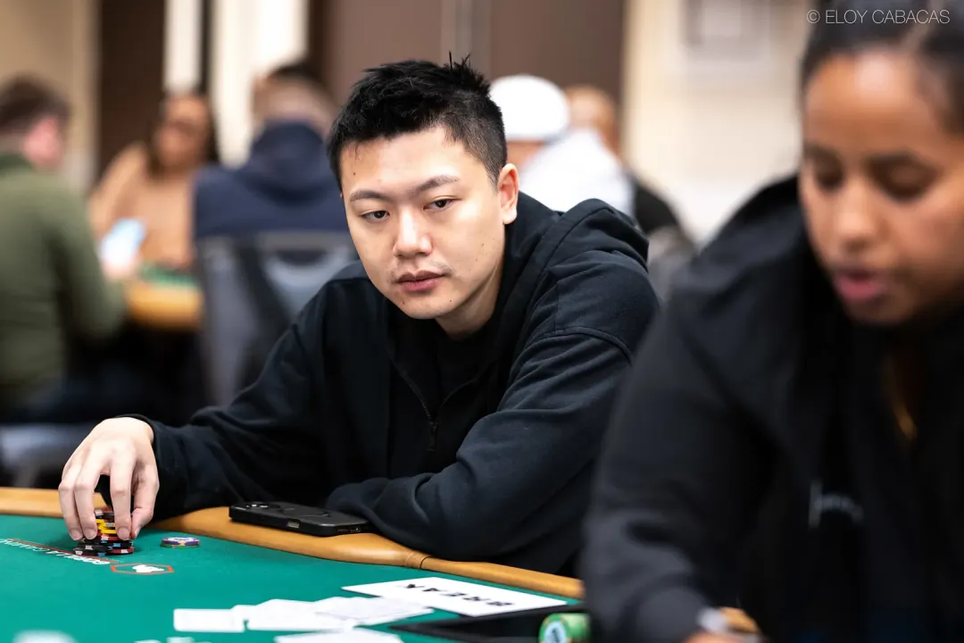 【EV 扑克】金手链得主张阳稳了?WSOP 主赛 Day2 顺利过关,与 22 位同胞同行!