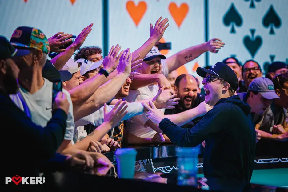 【EV 扑克】22 岁黑马手握 1.94 亿筹码断层领跑 2026WSOP 主赛决赛 9 人桌