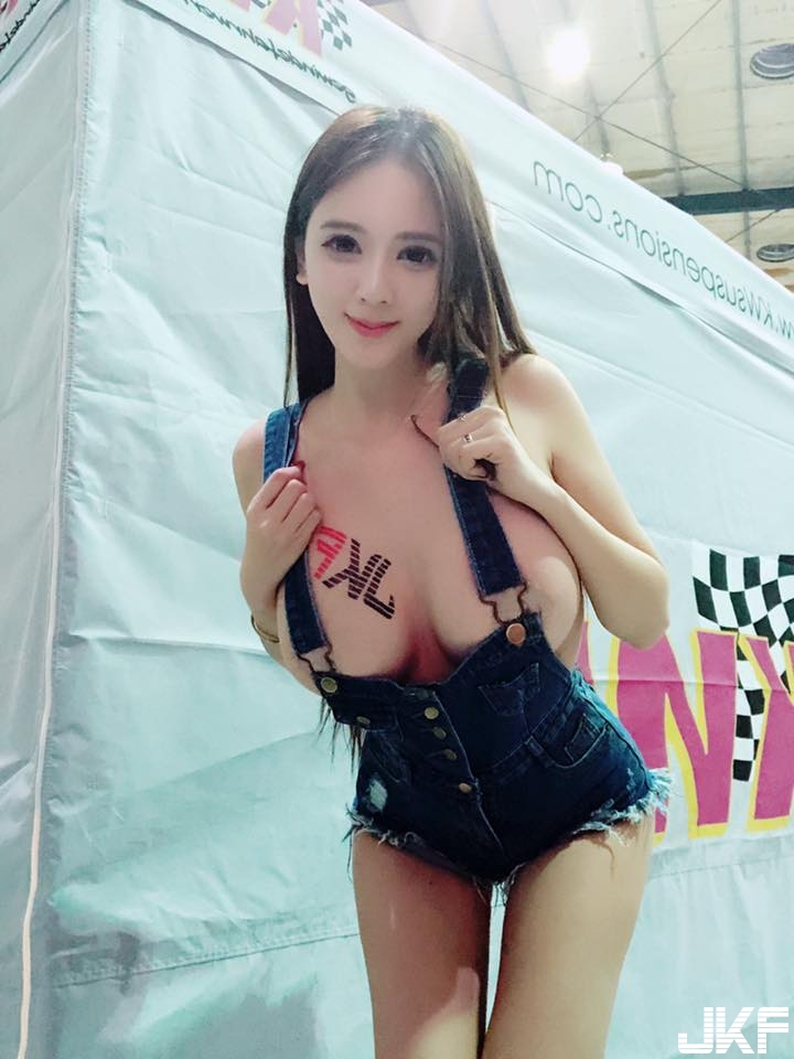 【蜗牛娱乐】沒有最狂只有更狂！超正巨乳妹「子涵」告訴你正確穿吊帶褲就是要「不穿內衣」！