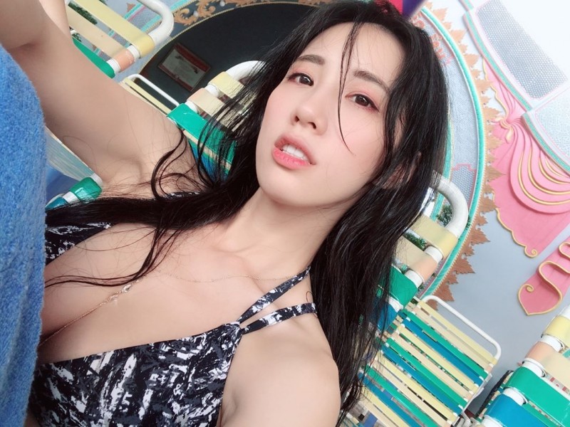 【蜗牛娱乐】瑤瑤潛水乳貼泳池「水滴型核彈奶」角度超邪惡　網驚呼：根本逼死教練啊