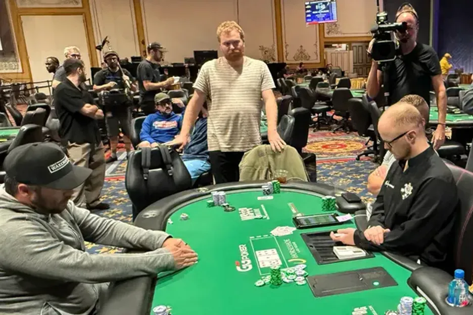 【EV 扑克】WSOP 主赛事“拖时间门”:为躺赚 2 万美金,他磨了整整 17 分钟