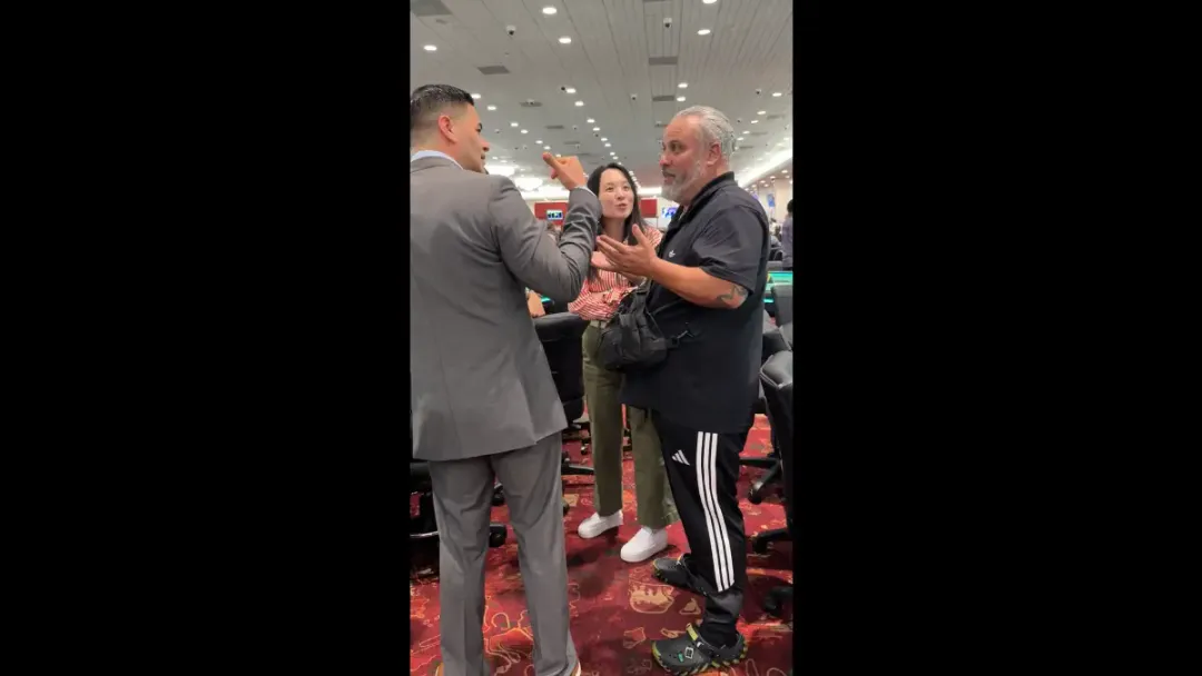 【EV 扑克】规则书遇上荒诞剧:他坐错位置,全下了别人的记分牌并输掉,然后整个扑克圈吵翻了