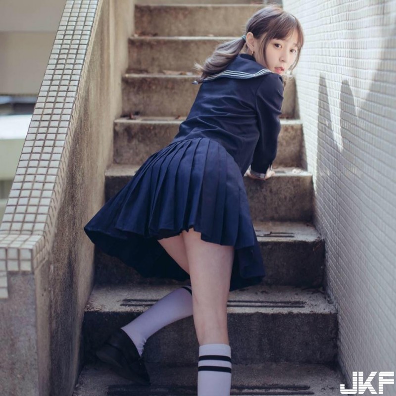 【蜗牛娱乐】真的是台灣第一羅莉！表特版爆紅正妹「本本」無辜童顏穿上極短制服，讓人想犯罪啊！