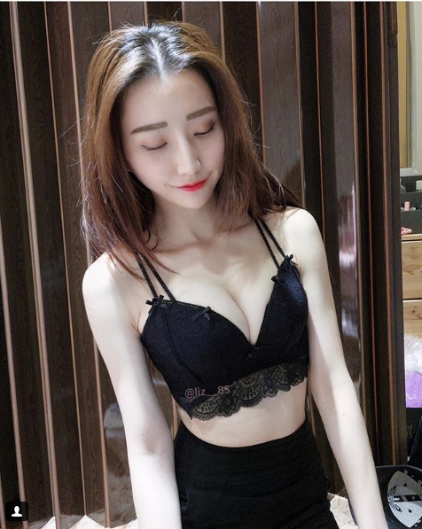 【蜗牛娱乐】活招牌！內衣網拍「老闆娘」自拍大秀火辣身材，鏡子前擠胸豐滿自拍讓我上火了！