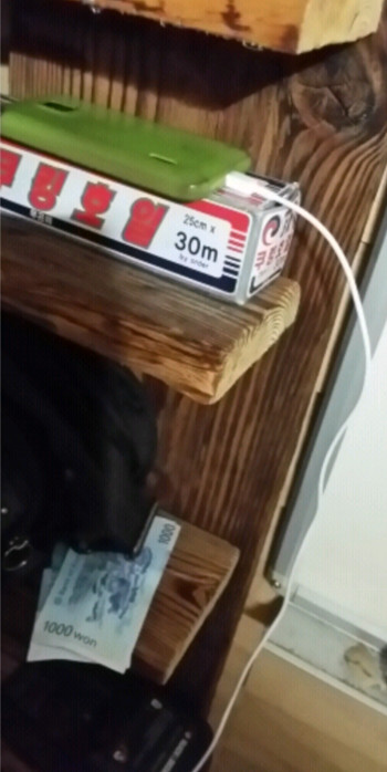 【蜗牛娱乐】兒子偷用手機的偽裝術！其實老爸早就知情啦~(＞﹏＜)