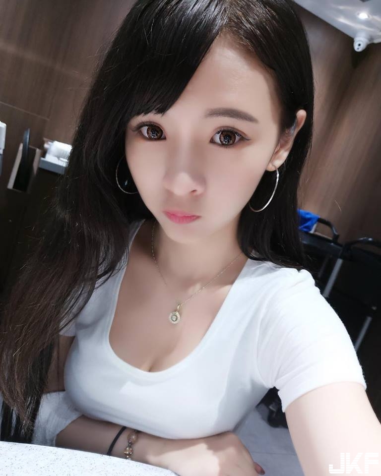 【蜗牛娱乐】電競實況主播「筱穎兒」超低胸上衣露出大長輩，一張「乳壓手背」照根本讓粉絲暴動了…