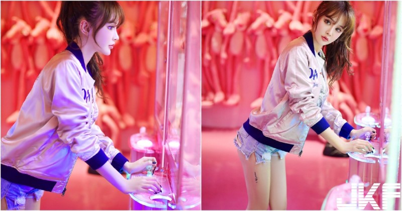 【蜗牛娱乐】「甜美萌妹Cheryl」性感熱褲挑戰夾娃娃機，光是那張蘿莉臉就讓人想幫她包台啦～