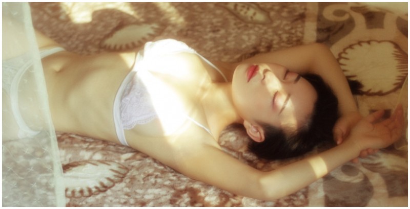 【蜗牛娱乐】私藏的「房間女孩」！青春胴體配上透膚蕾絲，就是少女最致命的武器！